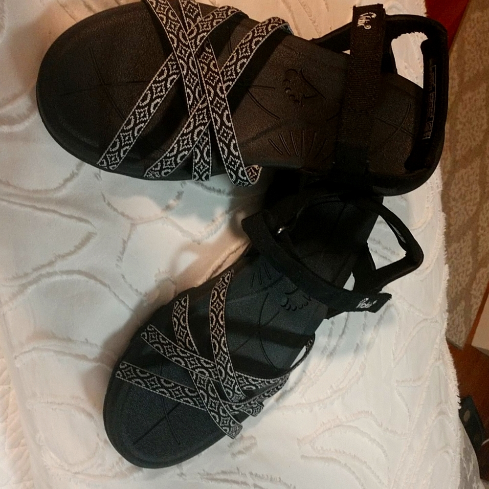 New Viakix sandals size 6